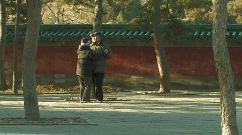 Old couple dancing in Ritan Park in Beijing, China 스톡 동영상 309356