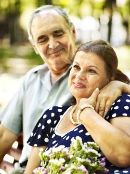 Old couple sit on bench. Foto stock