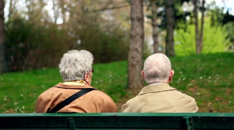 Old couple sitting and talking in the Monceau parc in paris Stock Footage 64055244