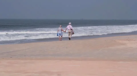 Old couple walk on the beach Video stock 26268646