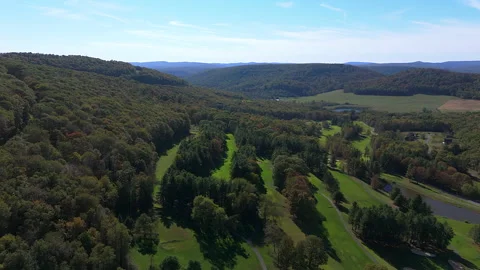 Old Course Fairways Surrounded by Mountain Woodland, Pennsylvania Stockbeeldmateriaal 348691771