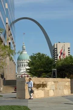 Old Courthouse and Arch from Citygarden; Man with camera phone Stock Photos