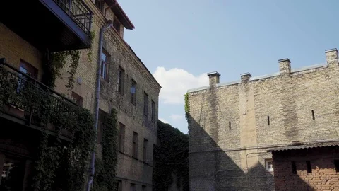Old courtyard, Vilnius Video stock 115317749