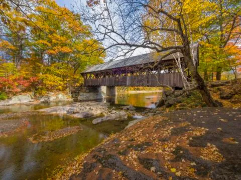 Old covered bridge during the fall season Foto stock