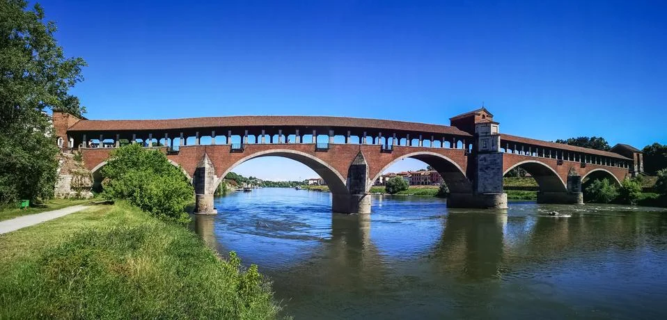 The old covered bridge over the TIcino River in Pavia Foto stock