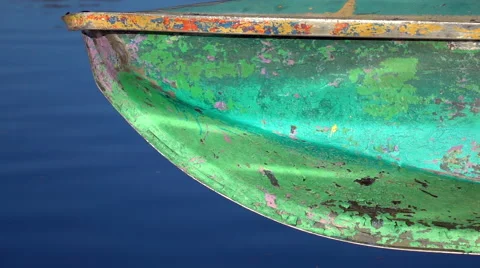 Old cracked boat with sun flecks reflection on dark calm blue water. Vídeos de archivo 57972124