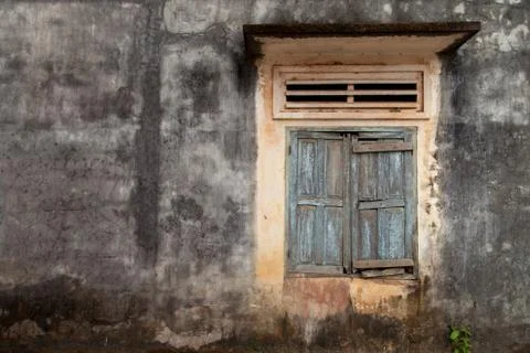Old cracked wall with a window Foto stock