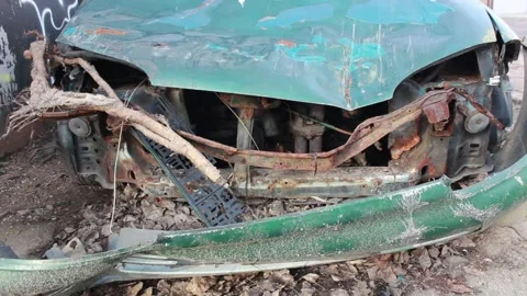 Old crashed abandoned car Vídeos de archivo 123204914