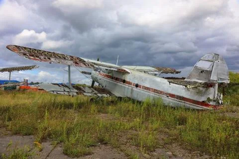 Old crashed and abandoned small propeller plane at the airplane cemetery Foto stock