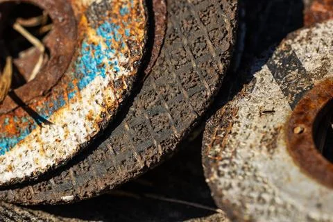 Old cutting discs for grinder tool, circular metallic discs with hole in ce.. 스톡 사진