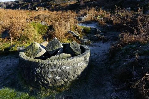 Old cylindrical gritstone object on the slopes of Burbage Edge. Stock-Fotos