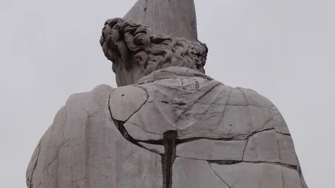 Old damaged statue with cracks Stock-Footage 123275031