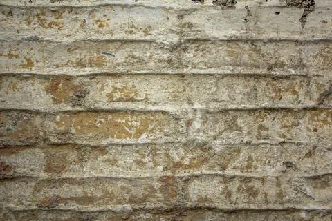 Old damaged white gray brick wall with cracks. rough surface texture. spots o Foto stock
