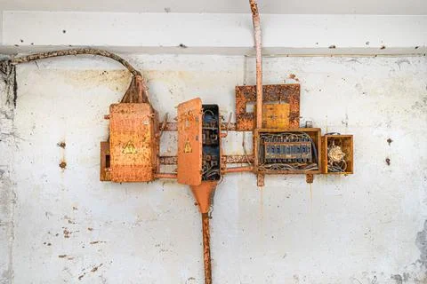 Old decayed rusty electrical junction boxes and switches. Foto stock