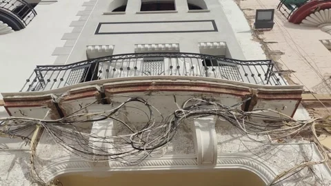 Old decaying building facade with exposed wires Vídeo Stock 340326613