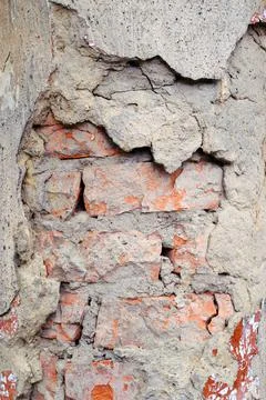 Old decaying wall. old brick broken wall. Ruin. Urban backyard. Poverty. War. Foto stock