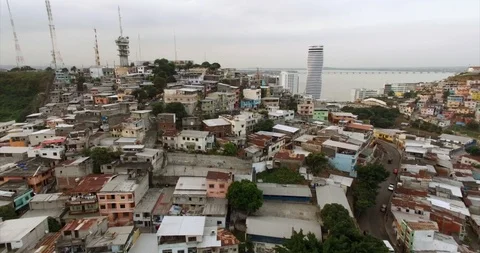 Old dense housing against the background of modern high-rise buildings Vídeos de archivo 121779697