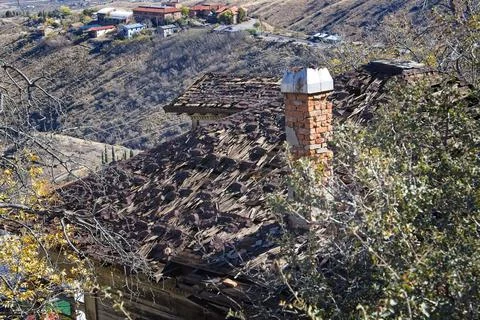 Old derelict housthe that really needs a new roof. Jerome, Arizona. Foto stock