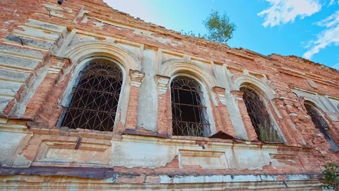 Old destroyed brick building Vídeos de archivo 82962401