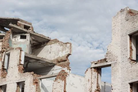 The old destroyed brick multi-storey building Foto stock