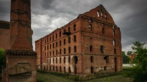 Old destroyed building and flying storm clouds Vídeo Stock 67007269