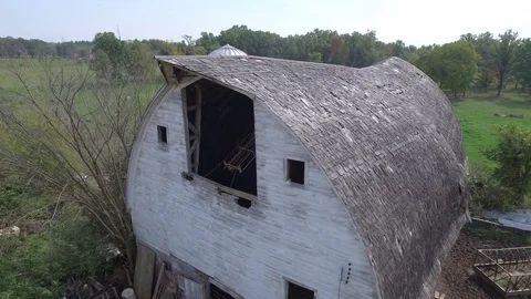 Old dilapidated Barn approach from drone Video stock 82973301