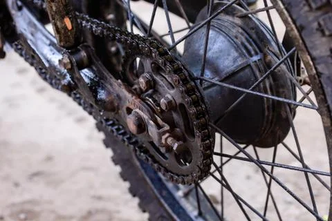 Old dirty motorcycle chain on wheel. Foto stock