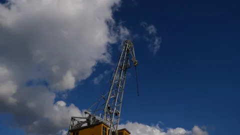 Old disused crane Stockbeeldmateriaal 142665106