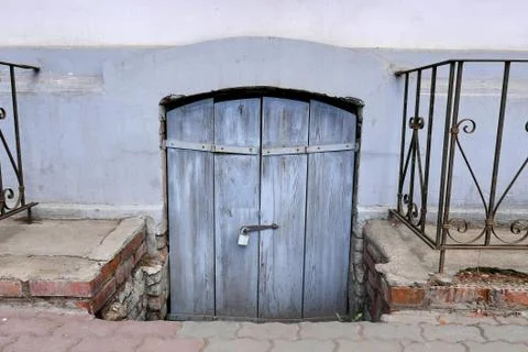 Old door cellar Stock-Fotos