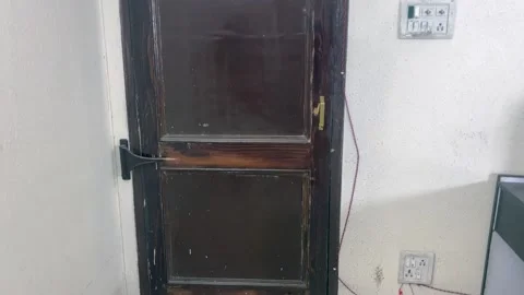 Old door Vídeo Stock 282170513