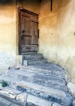 Old door on a medieval building Foto stock