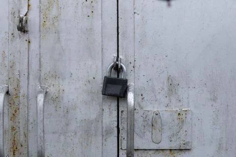 Old door with an old lock. Old padlock. Foto stock