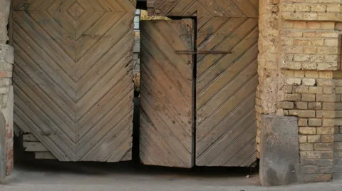 Old doors open Vilnius Vídeos de archivo 63359922
