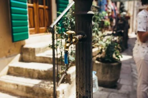 Old drinking water pump in the old town of Kotor, Montenegro. Foto stock