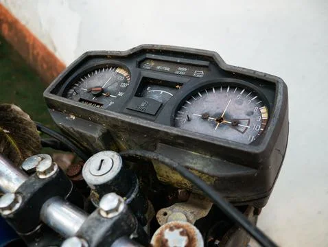Old Dusty Motorcycle Dashboard with Speedometer and Tachometer - Vintage Bi.. Foto stock