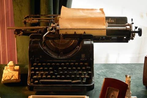 An old dusty typewriter. Close-up. Foto stock