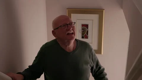 Old elderly man on the stairs Vídeo Stock 257237620