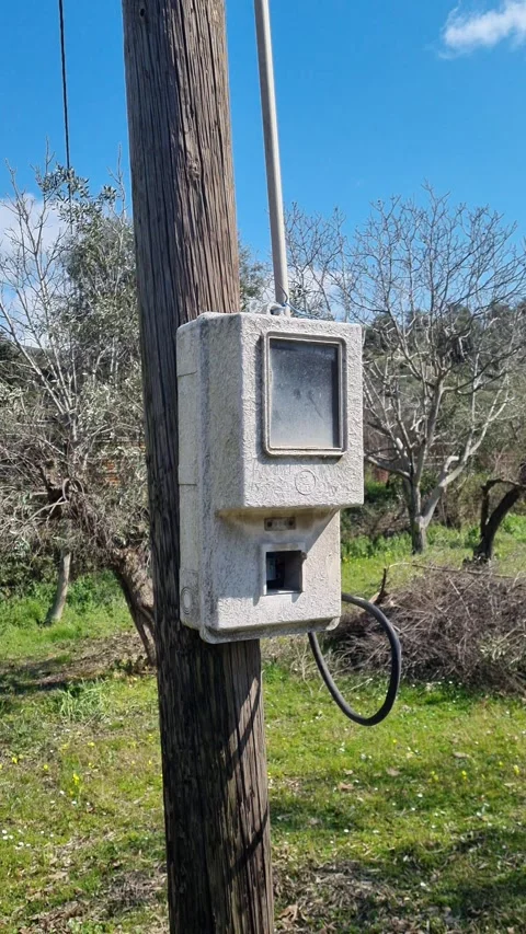 Old Electrical Control Box on Wooden Utility Pole in Rural Area 스톡 동영상 329905975