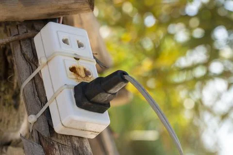 The old electrical plug next to the cream wall. Foto stock