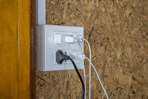The old electrical plug next to the cream wall. Foto stock