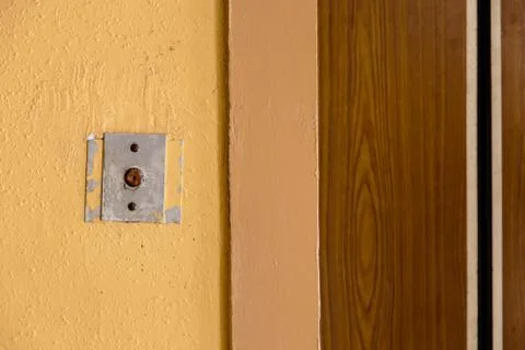 Old elevator call button with grungy pattern in a soviet building in post-soviet Foto stock