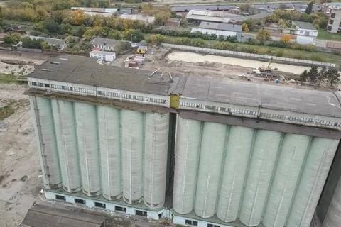 Old elevator, destruction of the old grain terminal, the demolit Foto stock