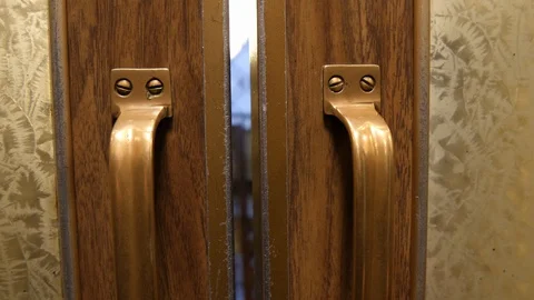 An old elevator going down in 4k Vídeo Stock 129111491