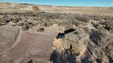 Old empty cabin on an abandoned cattle ranch in the middle of the Utah desert 스톡 동영상 165566608