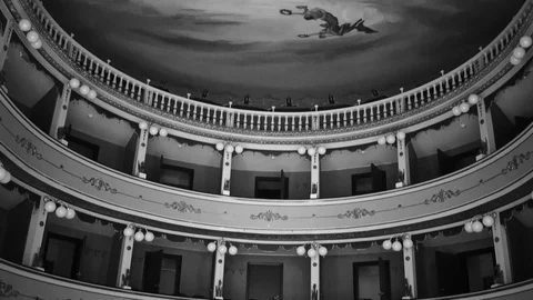 Old Empty Classic Small Town Theatre in Italy Vídeo Stock 93569167