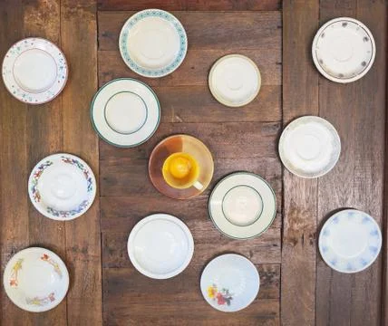 Old empty plate and cup on wood wall, top view Foto stock