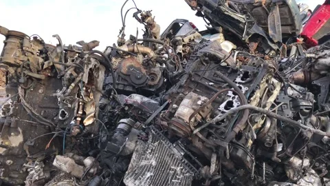 Old Engines in Junk Yard  Stockbeeldmateriaal 98428587