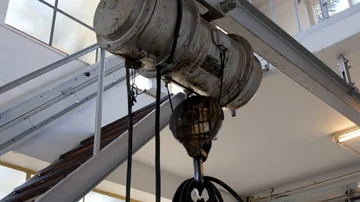 Old factory lifting crane Video stock 85604889