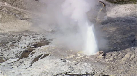 Old Faifthful Erupts Video stock 65438657