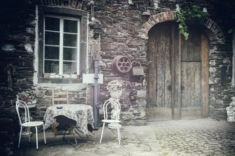 Old farm backyard with table and chairs Foto stock